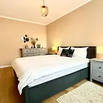 Kasper Coresi Mall - Rise Private Apartments & Suites