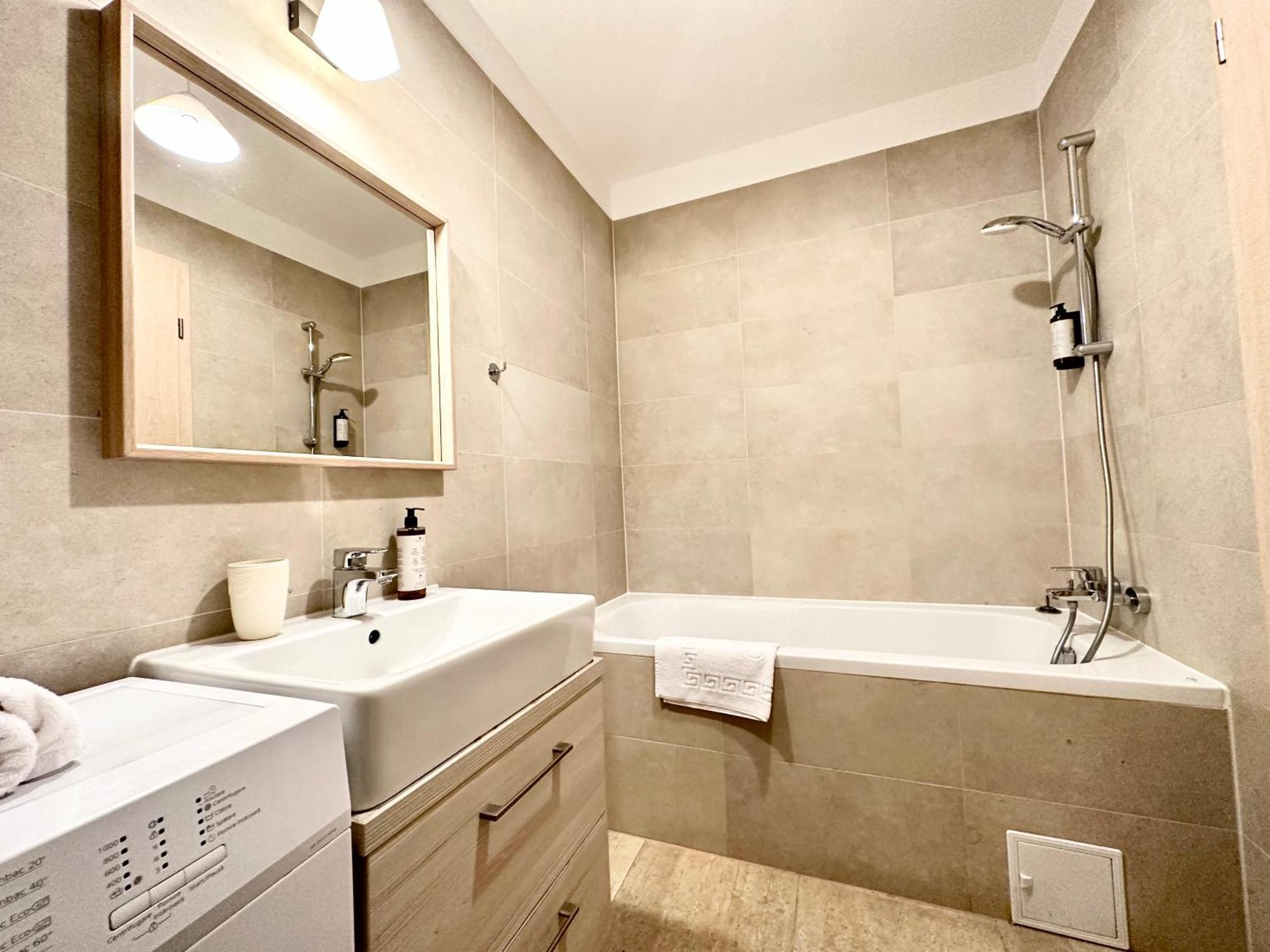 Kasper Coresi Mall - Rise Private & Apartament
