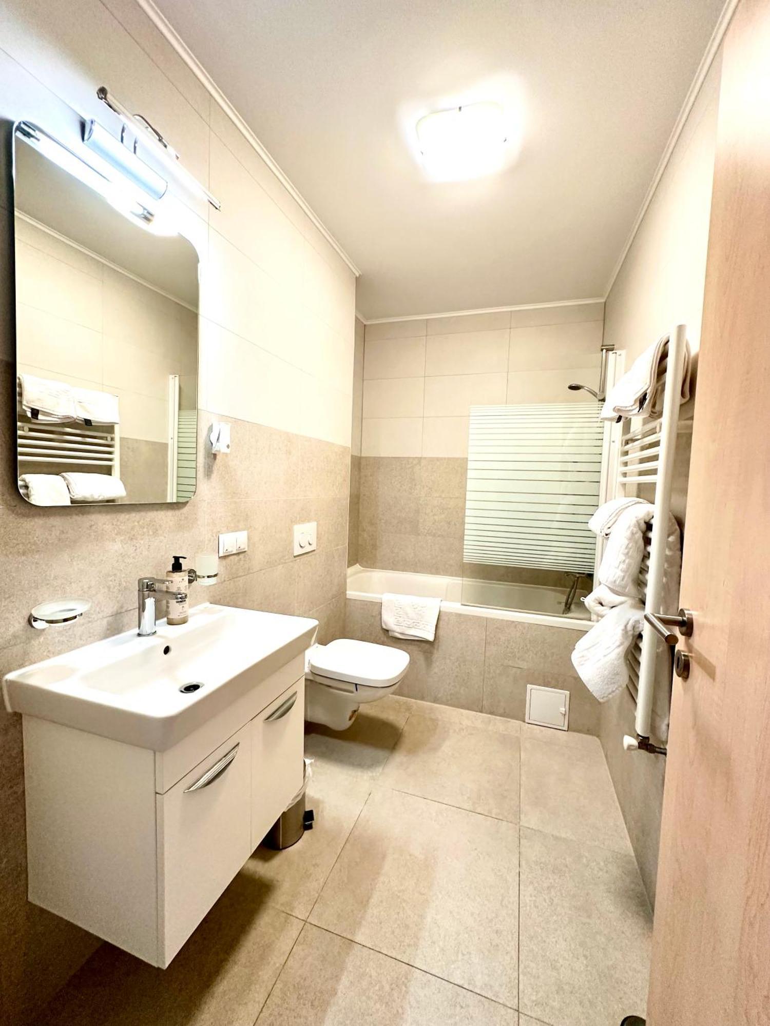 Kasper Coresi Mall - Rise Private & Brasov